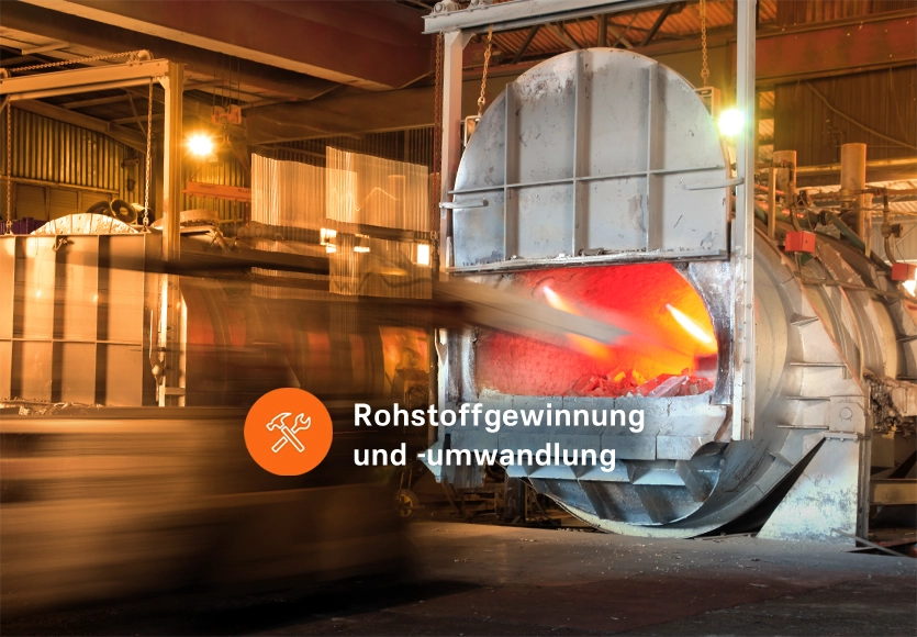 Ein geöffneter Industrieofen mit glühendem Material im Inneren, dazu der Schriftzug „Rohstoffgewinnung und -umwandlung“.