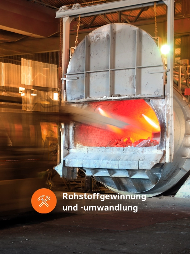Ein geöffneter Industrieofen mit glühendem Material im Inneren, dazu der Schriftzug „Rohstoffgewinnung und -umwandlung“.